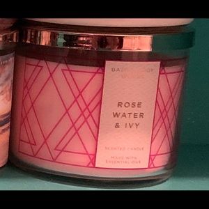 Bbw 3 wick candle rose water & ivy